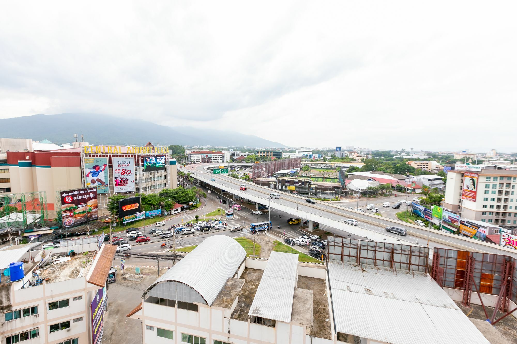 Locals Prio Chiangmai Central Airport Plaza Chiang Mai Bagian luar foto