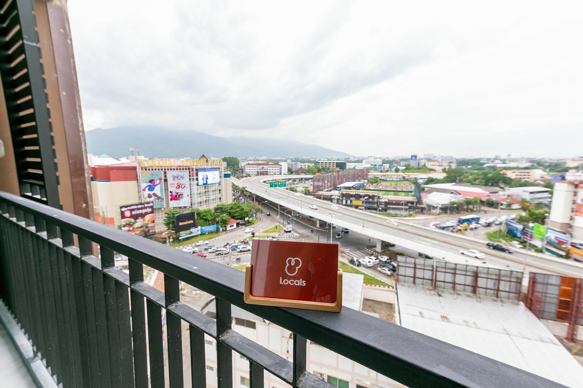 Locals Prio Chiangmai Central Airport Plaza Chiang Mai Bagian luar foto