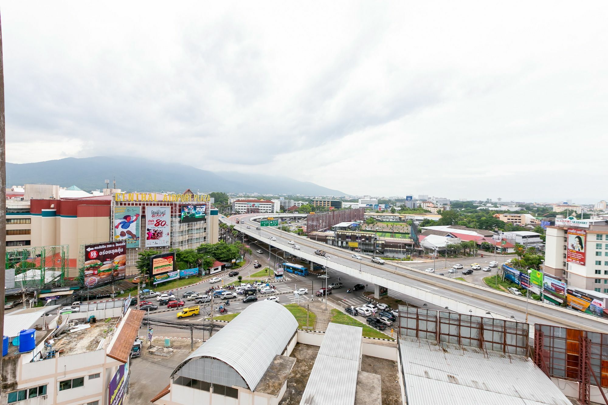 Locals Prio Chiangmai Central Airport Plaza Chiang Mai Bagian luar foto
